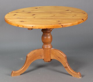 A Victorian style circular pine pedestal dining table 76cm h x 102cm diam.  