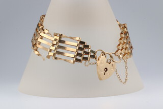 A 9ct yellow gold gate bracelet with heart shaped padlock (one link a/f), 16cm, 11.3 grams 