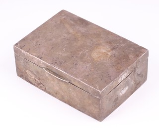 A rectangular silver cigarette box Chester 1915 4.5cm h x 11.5cm w x 10cm d (wooden liner missing to lid) 