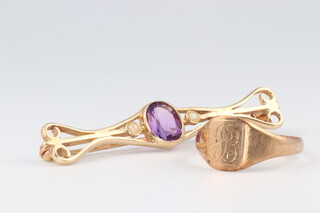 A 9ct yellow gold signet ring size M 1.4 grams, together with a 9ct pierced gold bar brooch set an amethyst and demi pearls (all misshapen), 3.2 grams 