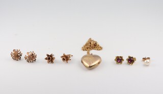 A 9ct yellow gold heart shaped locket on a ditto chain 56cm and 2 pairs of 9ct gold earrings, 8.22 grams gross, together with a single pearl set earring 