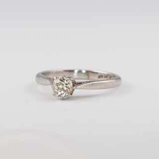 A white metal stamped Plat. single stone diamond ring, approx. 0.30ct, size L, 2.7 grams