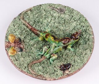 A Majolica pottery plate decorated 2 lizards, the base marked Glada 21cm 
