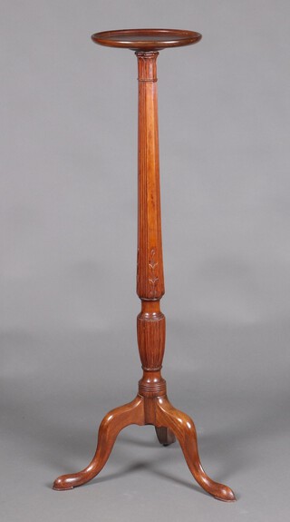 An Edwardian Georgian style turned and reeded mahogany torchere with saucer top, raised on a tripod base 129cm h x 30cm diam.  