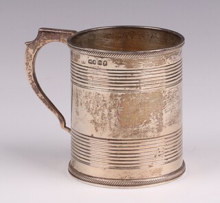 A George III silver tankard London 1787, makers marks rubbed, 8cm h, 195 grams 