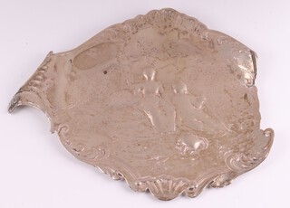 An unmarked silver dish decorated 2 seated figures, heavily rubbed, 18cm, 90 grams 