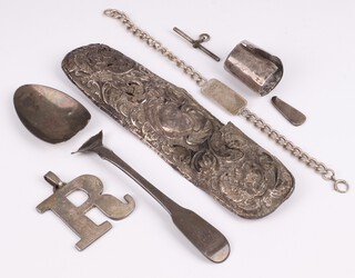 A 925 silver pendant in the form of a capital R, a silver curb link identity bracelet 20cm, the back of an embossed silver hand brush, silver spoon (a/f), etc, 112 grams  