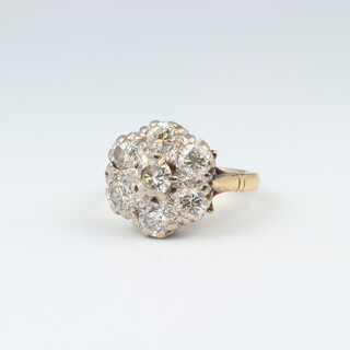 A 18ct yellow gold floral cluster ring set 7 diamonds, 7.6 grams 