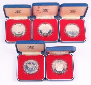 A collection of commemorative silver crowns for The Queen's Silver Jubilee, all contained in proof cases and presentation boxes, 190 grams 