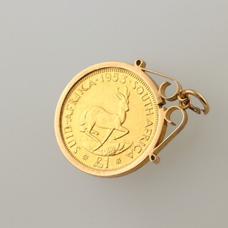 A 1953 South Africa one pound coin, set in a 9ct gold mount, 9.5 grams 
