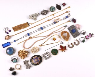 A quantity of costume jewellery including brooches