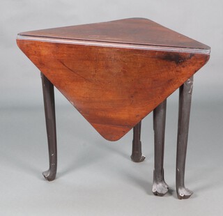 A Georgian mahogany drop flap gateleg corner table, raised on carved club supports 70cm h x 80cm w x 87cm d 