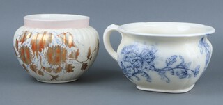 A Doulton Burslem blue and white chamber pot and a Worcester style jardiniere 