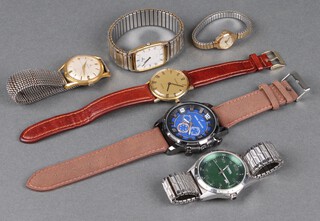 A gentleman's vintage Buren wristwatch in a gilt case, a Carronade quartz wristwatch, a Fossil wristwatch  and other watches 