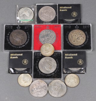 Two Victorian 1899 crowns and a small collection of other coinage  