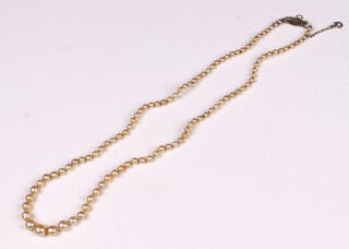 A string of graduated cultured pearls 44cm 
