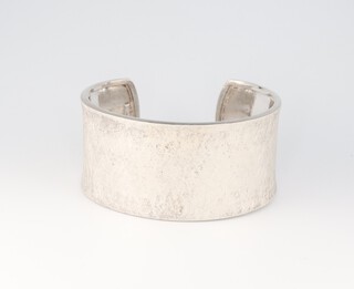 A 925 Peruvian silver cuff bangle marked ELIA, 31 grams 