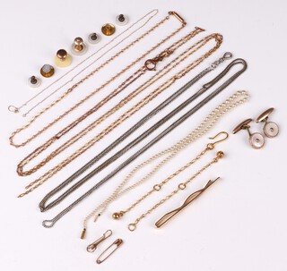 A gilt metal chain 133cm (f), 1 other gilt chain 40cm, a string of cultured pearls with 9ct gold clasp, a gold plated tie clip and a small collection of costume jewellery 