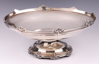 A silver pedestal bowl on a circular spreading foot, Sheffield 1933 by Walker & Hall, 387 grams 