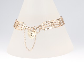 A 9ct gold gate link bracelet with padlock clasp, 18cm, 4.8 grams