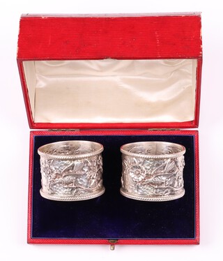 A cased pair of planished and embossed silver napkin rings London 1903, 72 grams 
