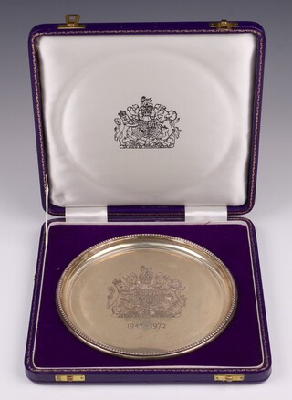 A limited edition circular engraved silver salver to commemorate HM Queen Elizabeth's Silver Wedding no.243/3500, Birmingham 1972 by Historical Heirlooms, cased, 308 grams 
