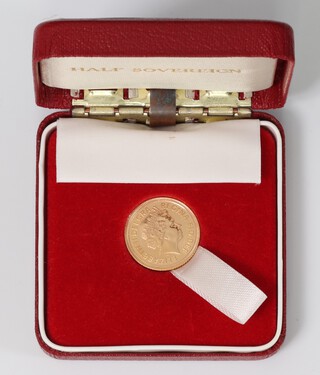 A 2001 gold half sovereign in fitted case