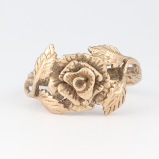 A gold marked 9ct ring with flower and leaf decoration, size M, 4.2 grams