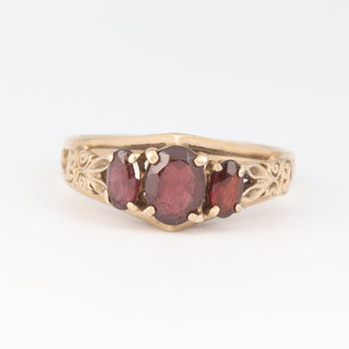 A 9ct gold and garnet ring, size R 1/2, 3.1 grams