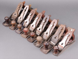 Two Stanley Bailey no.5 smoothing planes, a ditto no.4, 2 Record no.05 smoothing planes, a Marples smoothing plane, a Salman's smoothing plane and a Bailey no.5 smoothing plane