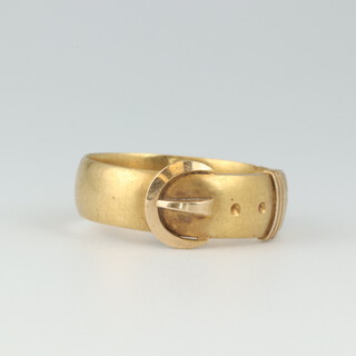 An 18ct gold buckle ring, size R 1/2, 6.6 grams