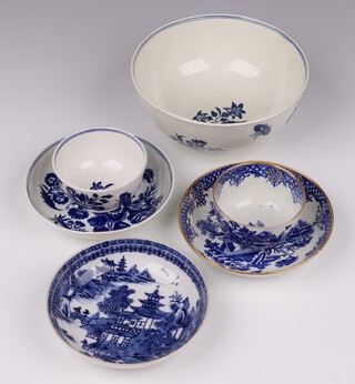 A Worcester Dr Wall Period blue and white bowl 15cm, ditto tea bowl and saucers, a 19th Century blue and white porcelain tea bowl and saucer and 1 other saucer