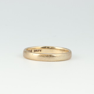 A 9ct gold wedding band, size M, 2.3 grams 