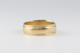 A gold marked 750 wedding band, (misshapen) size K, 4.4 grams 