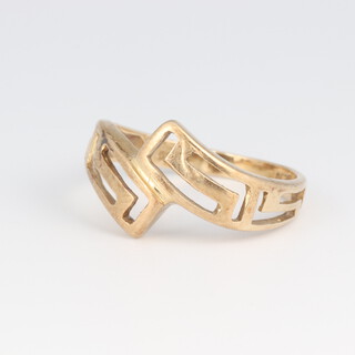 A gold marked 585 Greek key pattern ring, size Q, 2.8 grams 
