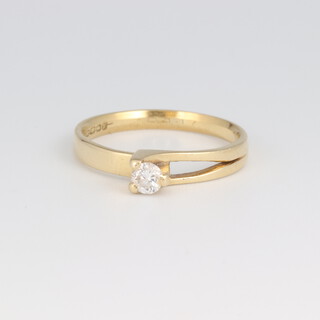 An 18ct gold solitaire diamond set ring, size M, 2.7 grams 