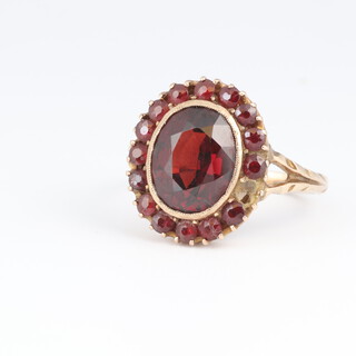 A 9ct gold dress ring set garnets (1 stone missing), size J, 2.8 grams
