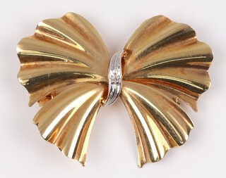 A 9ct gold ribbon shaped brooch, 2.7 grams 