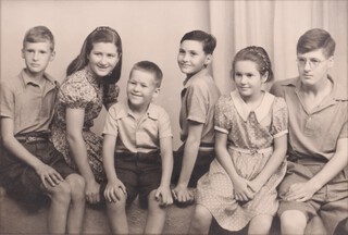 A photograph of the Children of Barnes and Molly Wallis: Barnes, Mary, Elisabeth, Christopher and Molly's sister's children John and Robert McCormick: Provenance: Sir Barnes Wallis thence by descent. 19cm x 27cm