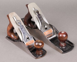 A Stanley Bailey no. 5 1/2 shooting plane together with a Bailey no. 4 smoothing plane