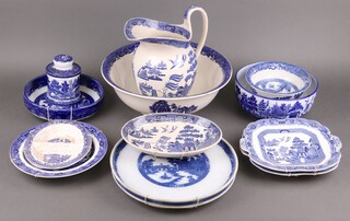 A blue and white Willow pattern jug and bowl (a/f) and other bowls 