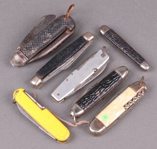 A military folding jack knife and 6 other pocket knives 