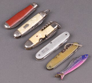A folding pocket knife, the grip in the form of a fish and 5 other folding pocket knives 