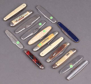 Fifteen folding pocket knives 