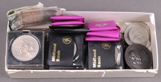 A quantity of various commemorative crowns 