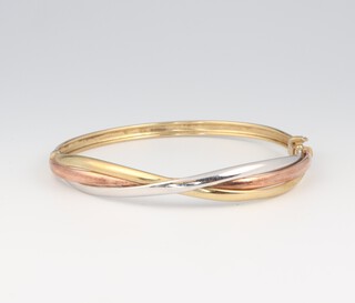 A 3 colour gold marked 375 bangle, 6cm w, 5.8g 