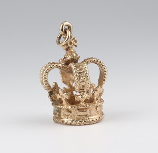 A 9ct gold charm in the form of a crown, 2.5cm 6.2g