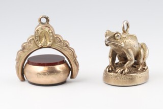 A 9ct gold hardstone set swivel pendant 2.8cm 4.9g, together with a yellow metal pendant in the form of a frog set a hardstone 2cm