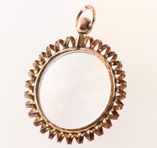 A circular gilt metal pendant locket 3.5cm