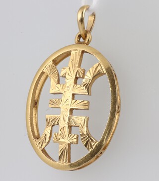 A high carat yellow metal pierced oval pendant, 3cm, 6.4g 